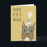 Ältere und weiser | Funny Cat Adult Birthday Karte<br><div class="desc">Dies ist eine Vektorgrafik einer Tabbykatze mit gerahmten grünen Brillen. Er trägt einen Party-Hut. Im Text steht "Älter und weiser". Senden Sie diese lustige Karte an einen Freund,  der älter wird,  aber ein Gefühl von Spaß darüber hat!</div>