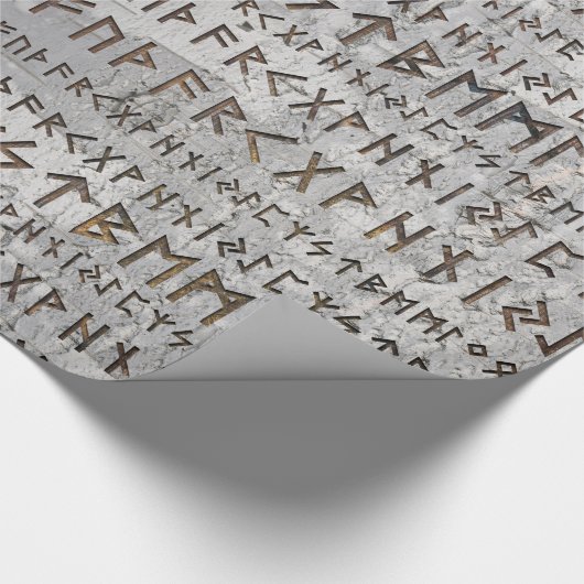 Älteres Futhark Muster auf Birkenbeschaffenheit Geschenkpapier (Ecke)