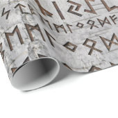 Älteres Futhark Muster auf Birkenbeschaffenheit Geschenkpapier (Rolleneckpunkt)