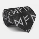 Älteres Futhark Muster auf hölzerner Krawatte (Gerollt)