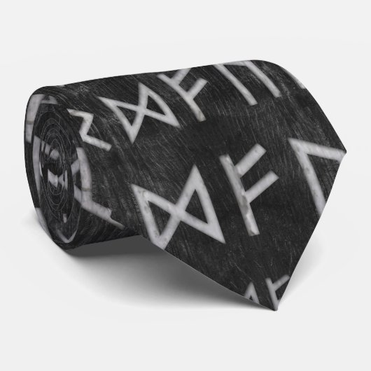 Älteres Futhark Muster auf hölzerner Krawatte (Gerollt)