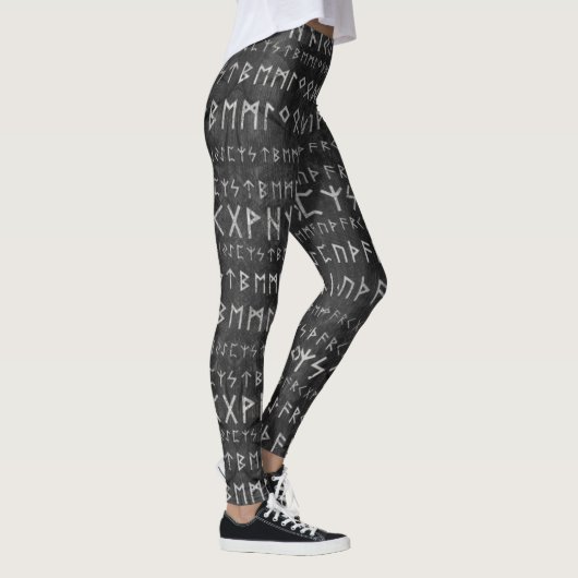 Älteres Futhark Muster auf hölzerner Leggings (Rechts)