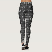 Älteres Futhark Muster auf hölzerner Leggings (Rückseite)