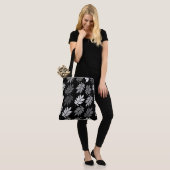 Älteres großes Blattmuster Schwarz Weiß Grau Tasche (Am Model)