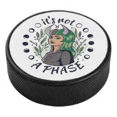 Alternative Gothic Girl Art ist keine Phase Eishockey Puck (3/4)