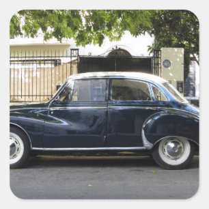 Altes, aber sehr gut behalten Audi Auto. Quadratischer Aufkleber