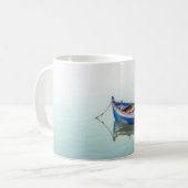 Altes Aiola Boot. Kleines Ruderboot in Seixal Bay. Kaffeetasse (Vorderseite Links)