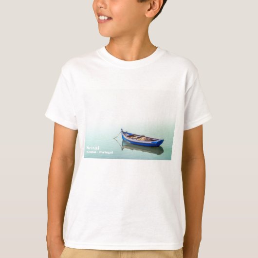 Altes Aiola Boot. Kleines Ruderboot in Seixal Bay. T-Shirt (Vorderseite)