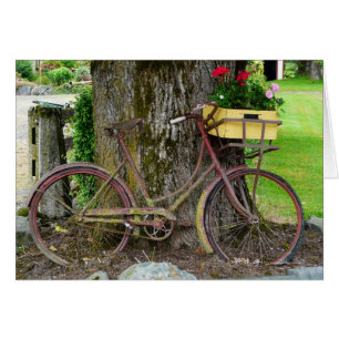 Altes antikes Fahrrad mit Blumen-Korb