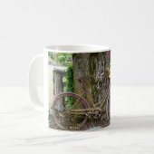 Altes antikes Fahrrad mit Blumen-Korb Kaffeetasse (Vorderseite Links)