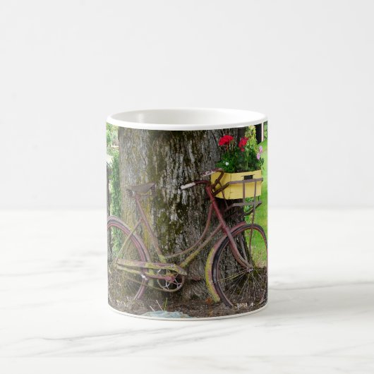 Altes antikes Fahrrad mit Blumen-Korb Kaffeetasse (Mittel)