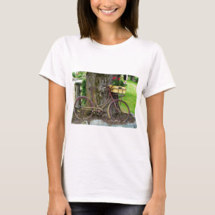 Altes antikes Fahrrad mit Blumenkorb T-Shirt