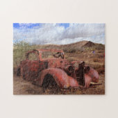 Altes Auto, das in der Wüsten-Landschaft verrostet Puzzle (Horizontal)
