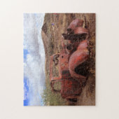 Altes Auto, das in der Wüsten-Landschaft verrostet Puzzle (Vertikal)