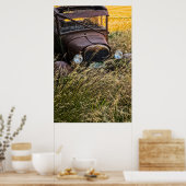 Altes Auto im großen Gras abgehängt Poster (Küche)