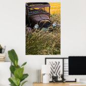 Altes Auto im großen Gras abgehängt Poster (Heimbüro)
