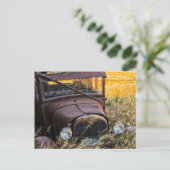 Altes Auto im großen Gras abgehängt Postkarte (Stehend Vorderseite)