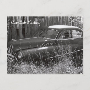 Altes Auto in der Postkarte eines Felds abgehängt
