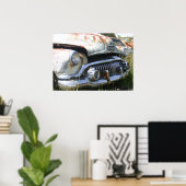 Altes Auto in einem Junkyard-Poster Poster (Heimbüro)