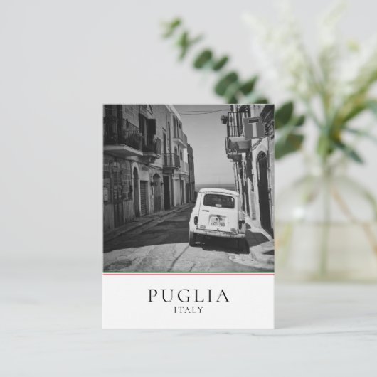 Altes Auto in einer Straße in Italien in Schwarz/W Postkarte (Stehend Vorderseite)