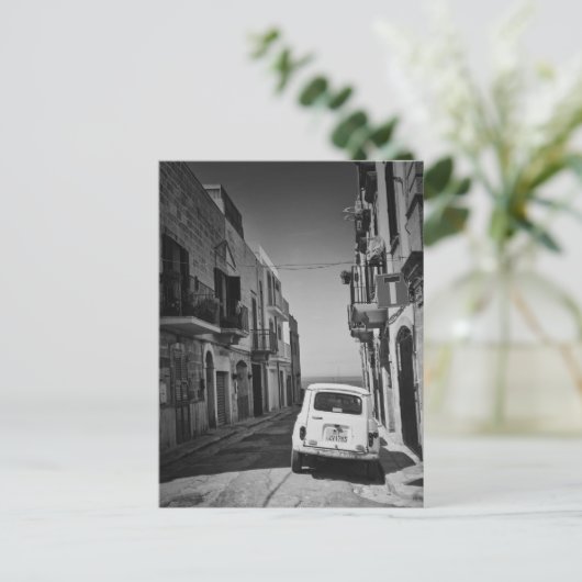 Altes Auto in einer Straße in Italien in Schwarz/W Postkarte (Stehend Vorderseite)