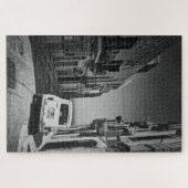 Altes Auto in einer Straße in Italien in Schwarz/W Puzzle (Horizontal)