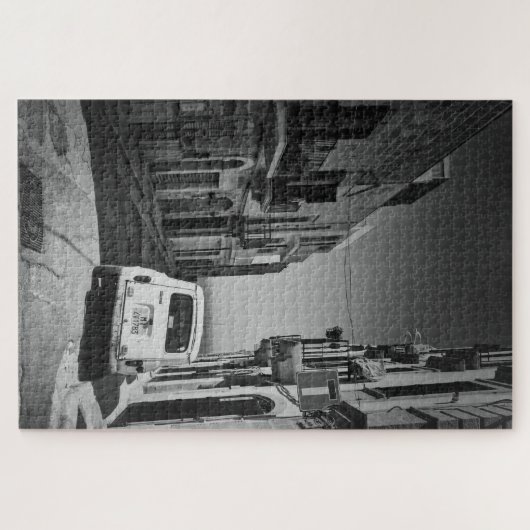 Altes Auto in einer Straße in Italien in Schwarz/W Puzzle (Horizontal)