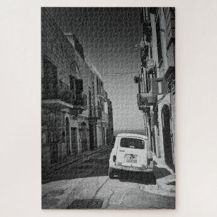 Altes Auto in einer Straße in Italien in Schwarzwe Puzzle