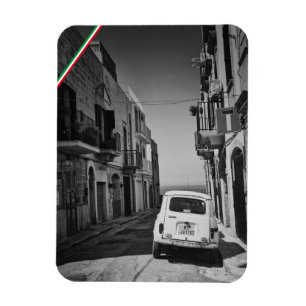Altes Auto in einer Straße in Italien mit Meer Magnet
