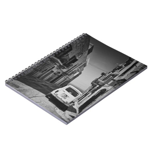 Altes Auto in einer Straße in Italien mit Meer Notizblock (Linke Seite)