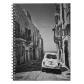 Altes Auto in einer Straße in Italien mit Meer Notizblock (Vorderseite)