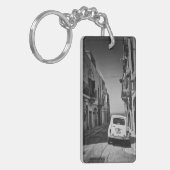 Altes Auto in einer Straße in Italien mit Meer Schlüsselanhänger (Vorderseite links)