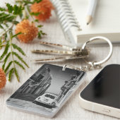 Altes Auto in einer Straße in Italien mit Meer Schlüsselanhänger (Vorderseite rechts)