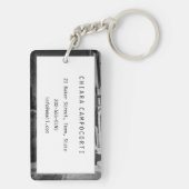 Altes Auto in einer Straße in Italien mit Meer Schlüsselanhänger (Rückseite)