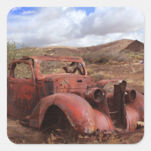 Altes Auto in Wüstenlandschaft Quadratischer Aufkleber