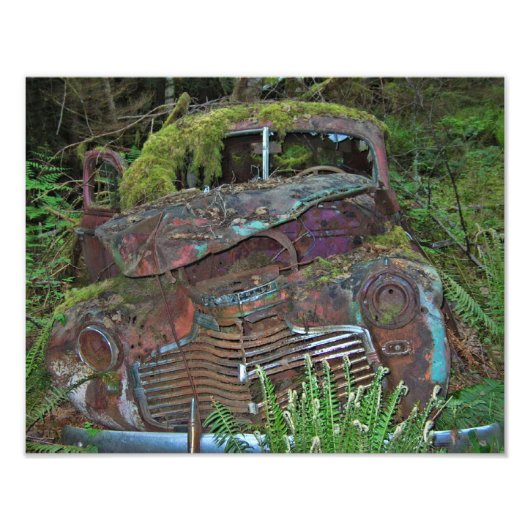 Altes Autokratzer im Foto des Waldes (Vorne)