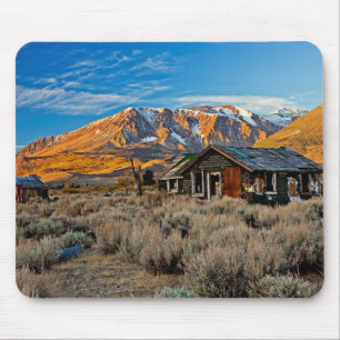 Altes Bauernhaus entlang der Hwy 395 im June Lake Mousepad