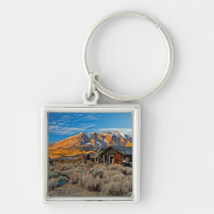 Altes Bauernhaus entlang Hwy 395 im Juni See Schlüsselanhänger