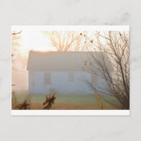 Altes Bauernhaus in Nebel bei Sonnenaufgang