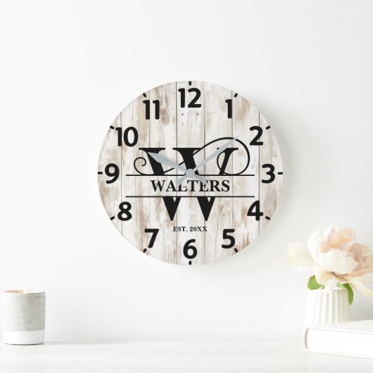 Altes Bauernhaus mit Monogramm W Große Wanduhr (Zuhause)
