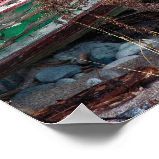 Altes bemaltes Holzboot am Strand abandoniert Poster (Ecke)