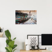 Altes bemaltes Holzboot am Strand abandoniert Poster (Heimbüro)