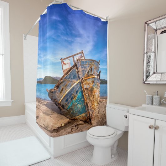 Altes blaues Boot am Meer Duschvorhang (Beispiel)
