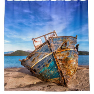 Altes blaues Boot am Meer Duschvorhang