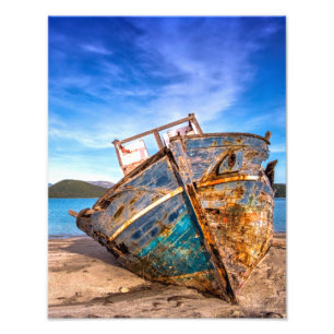 Altes blaues Boot am Meer Fotodruck