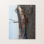 altes Boot am Strand mit Hummertöpfen direkt am Me Puzzle (Vertikal)