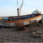 altes Boot am Strand mit Hummertöpfen direkt am Me Puzzle