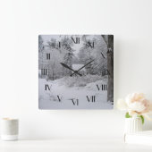 Altes Brunnenhaus im Winter Backlock Quadratische Wanduhr (Zuhause)