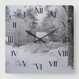 Altes Brunnenhaus im Winter Backlock Quadratische Wanduhr