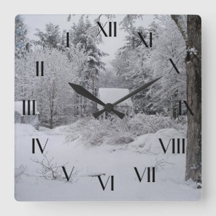 Altes Brunnenhaus im Winter Backlock Quadratische Wanduhr